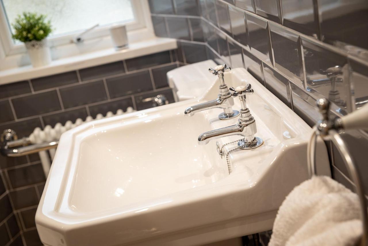 Woodland Cottage - Private Courtyard - Pet Friendly Retreat In The Heart Of Windermere Exteriör bild