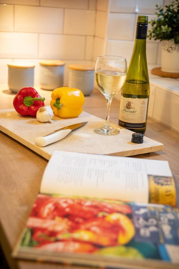 Woodland Cottage - Private Courtyard - Pet Friendly Retreat In The Heart Of Windermere Exteriör bild